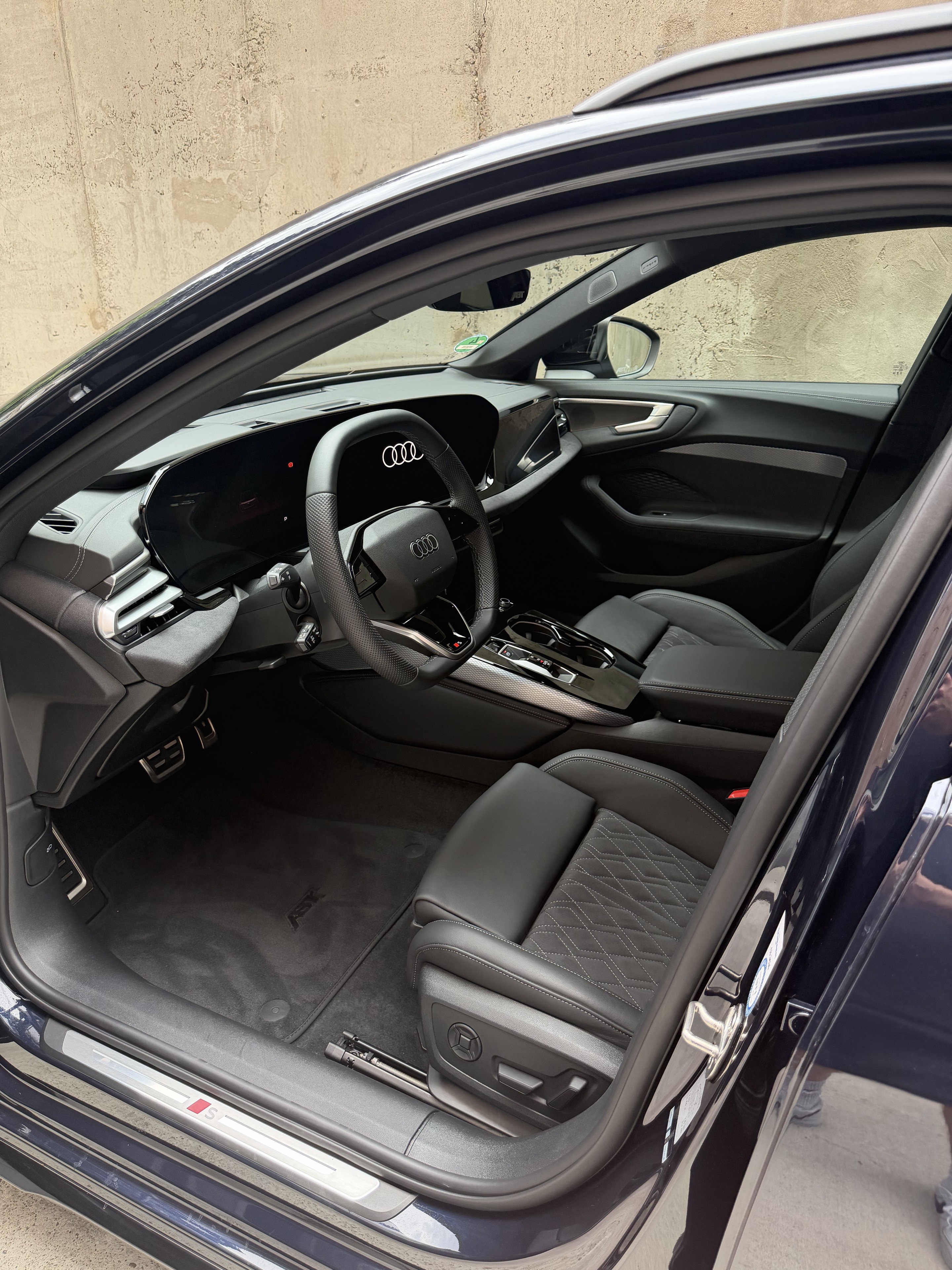 Dunkler Audi Innenraum durch die geöffnete Fahrertür