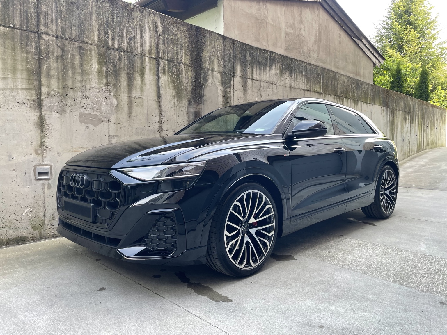 Čierne Audi Q8