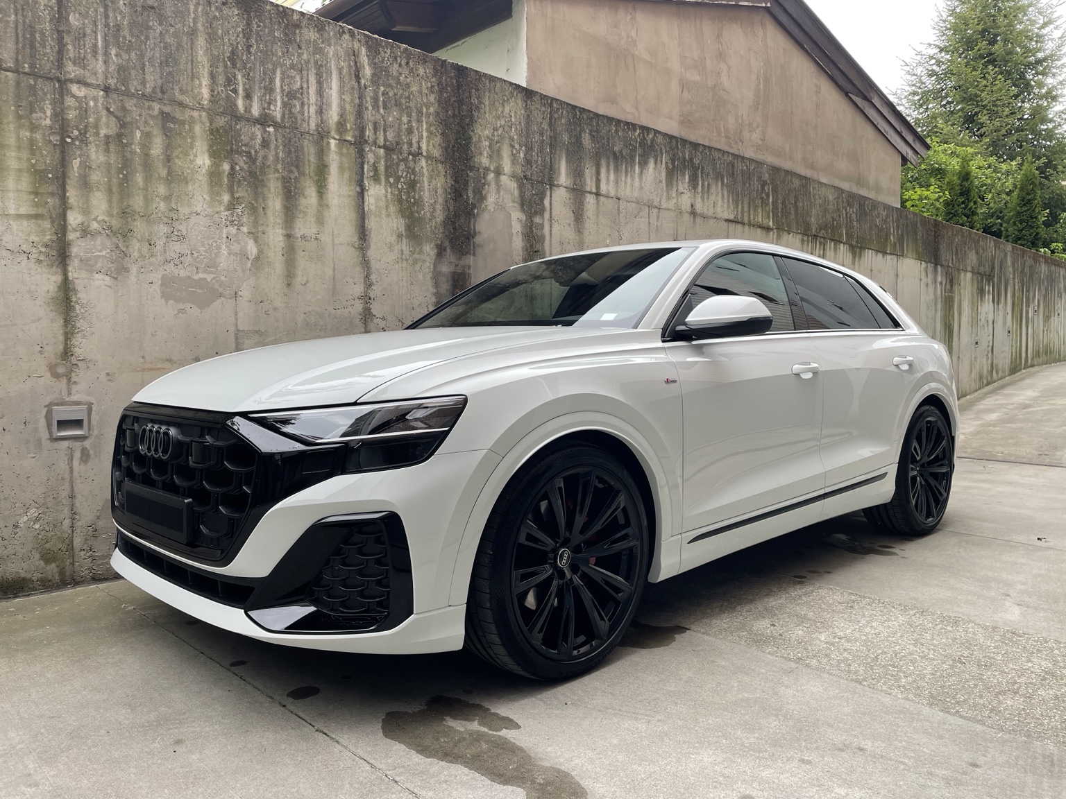 Biele Audi Q8