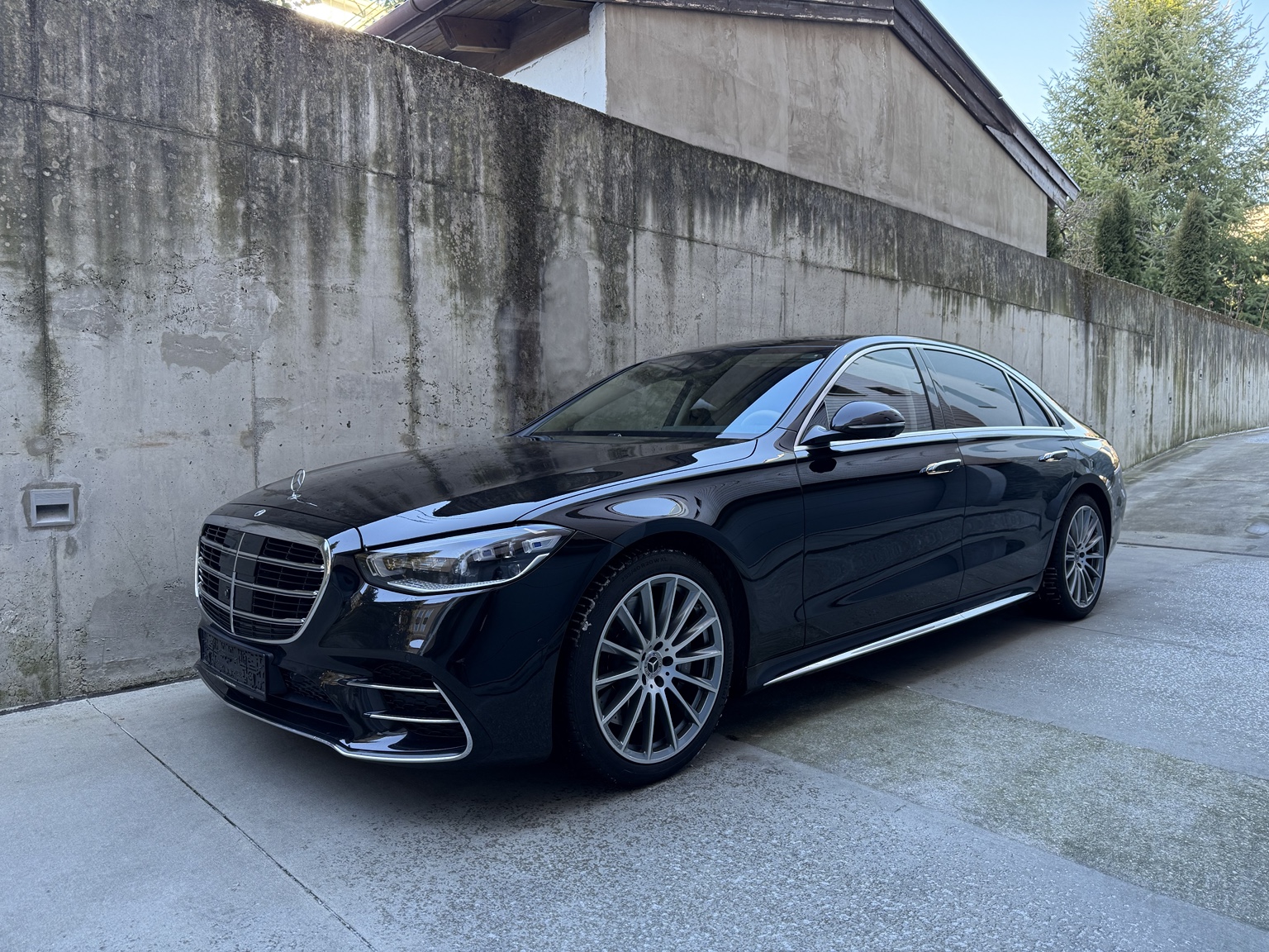 Čierny Mercedes-Benz triedy S
