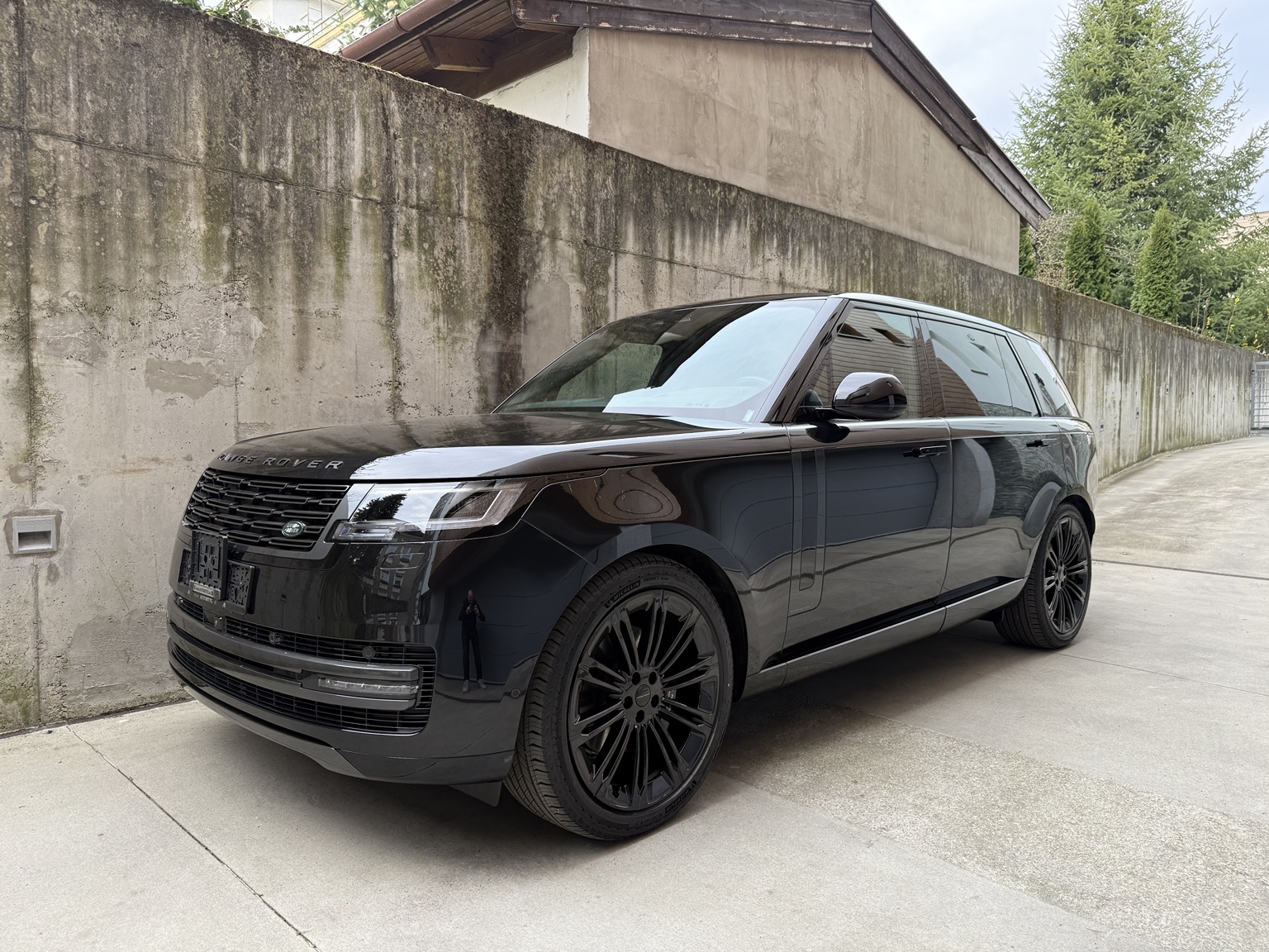 Range Rover z predného bočného pohľadu