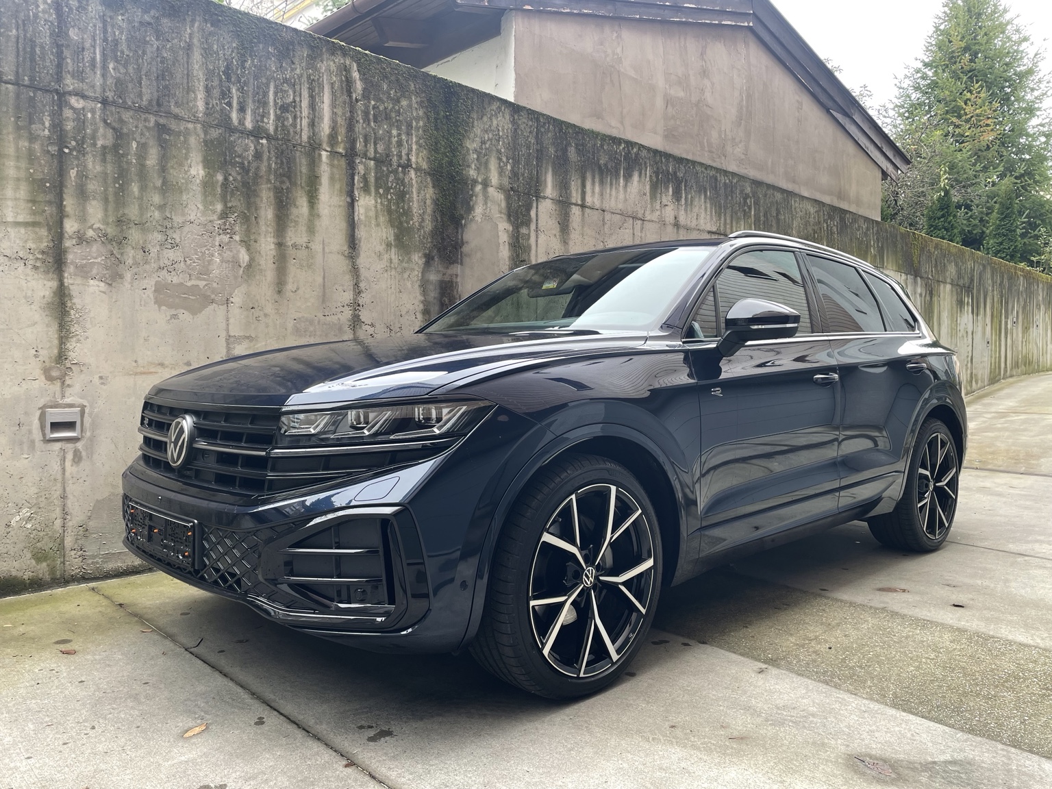 Čierny Volkswagen Touareg